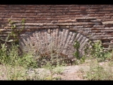 00907 ostia - regio ii - insula iv - terme di nettuno (ii,iv,2) - raum 8 - tepidarium - westseite - detail - 06-2022.jpg